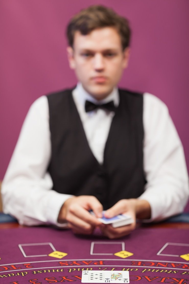Para pemain memakai ponsel dan laptop untuk menikmati taruhan sepak bola dan casino online ole388